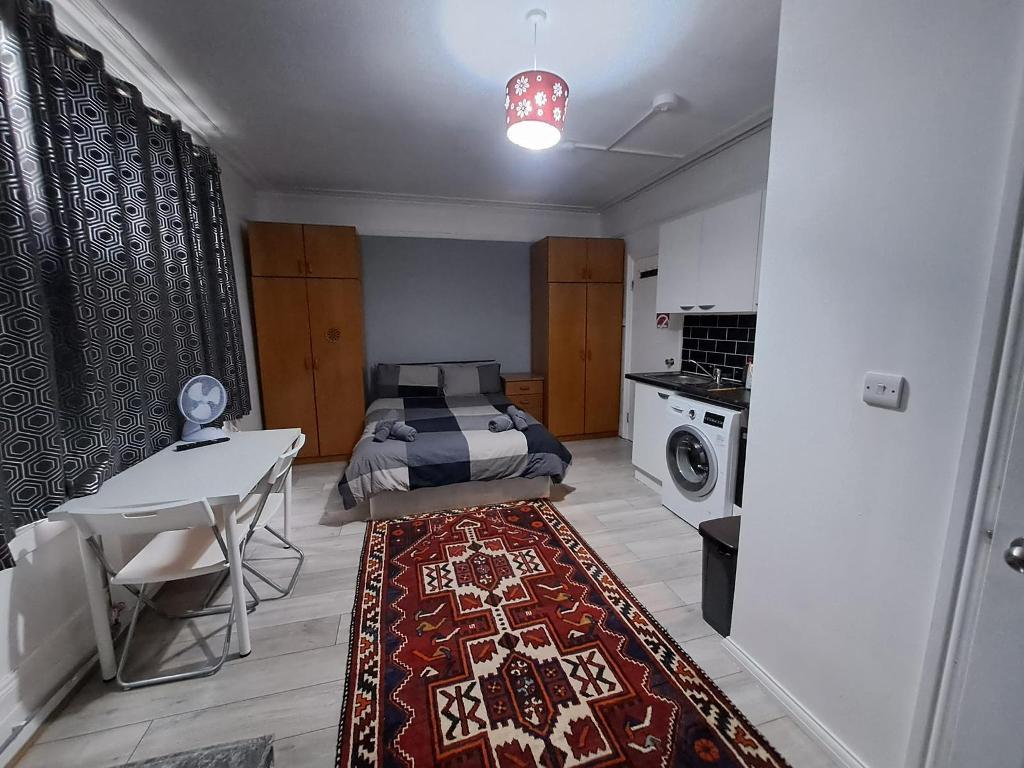 Room Finchley Road in Greater London