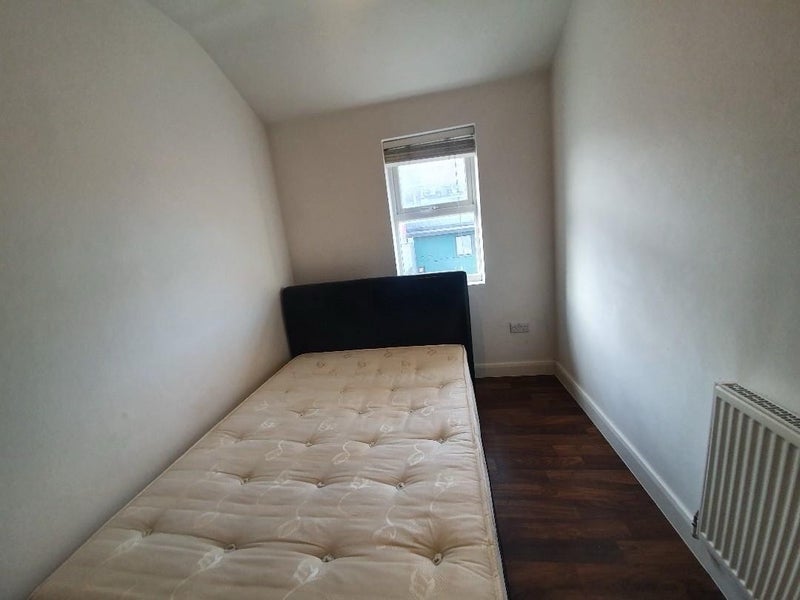 Room Russell Road in Greater London