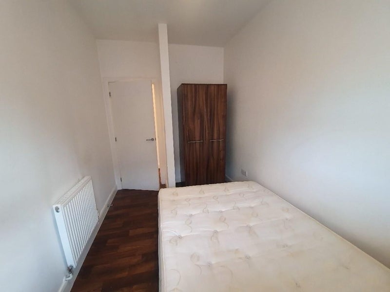 Room Russell Road in Greater London