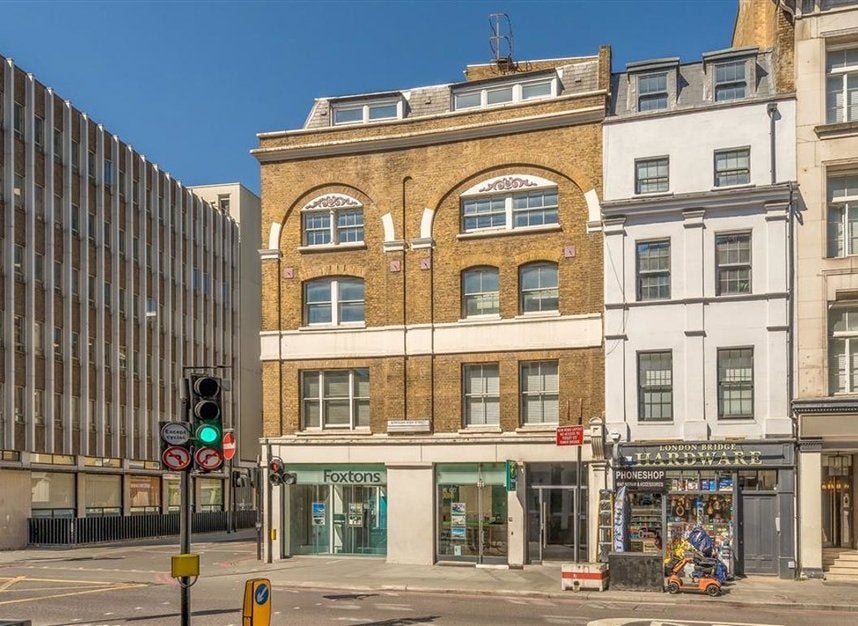 Flat Borough High Street in Greater London