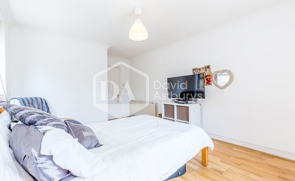 Flat Denmark Road in Greater London