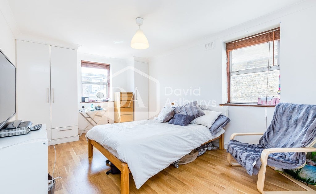Flat Denmark Road in Greater London