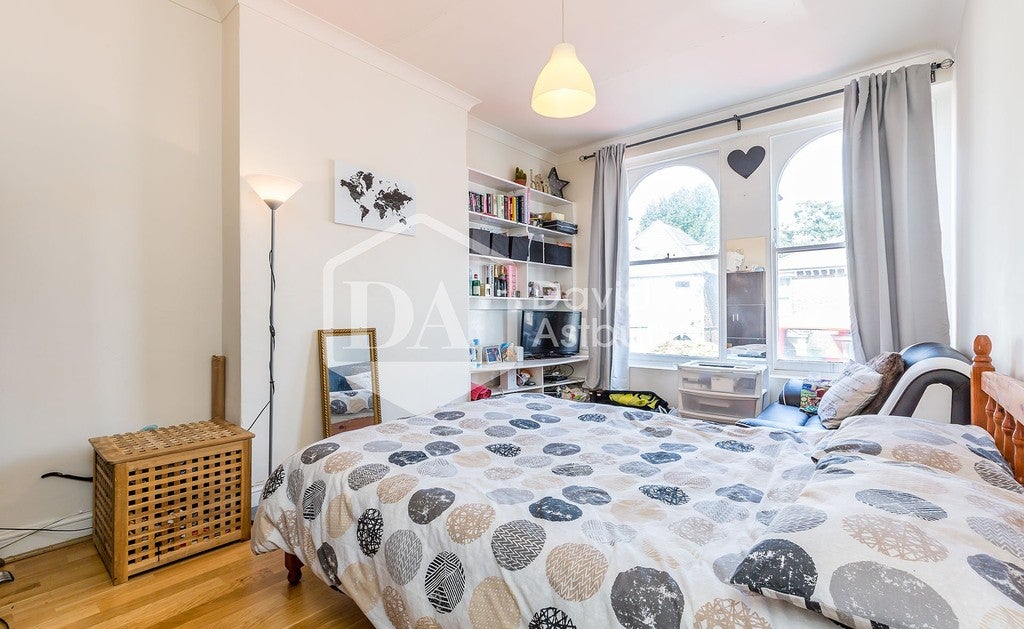 Flat Denmark Road in Greater London