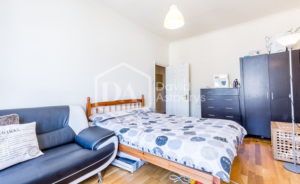 Flat Denmark Road in Greater London