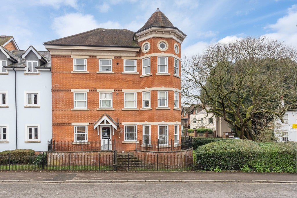 Flat Falkland Road in Mole Valley
