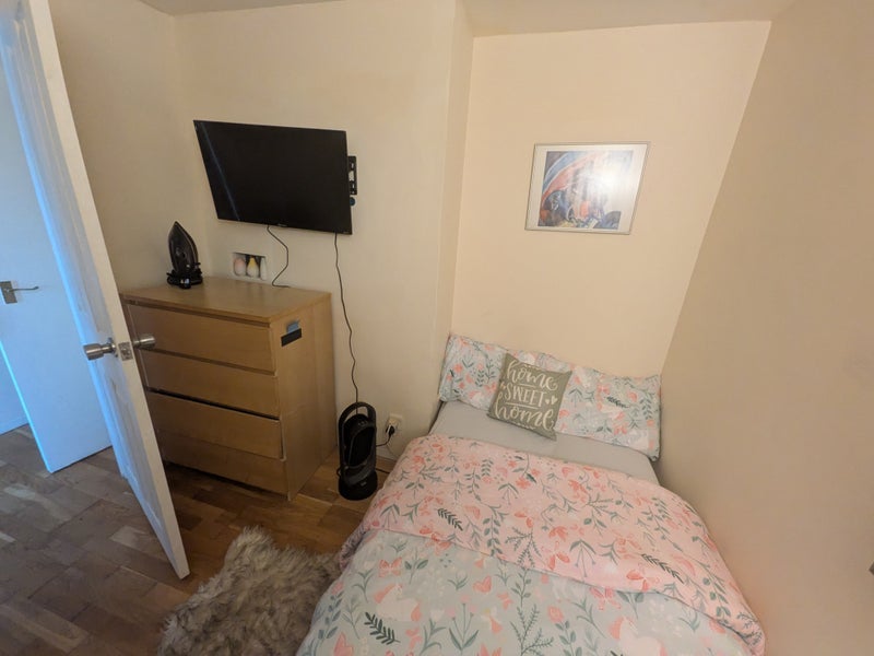 Room Selsdon Park Road in Greater London