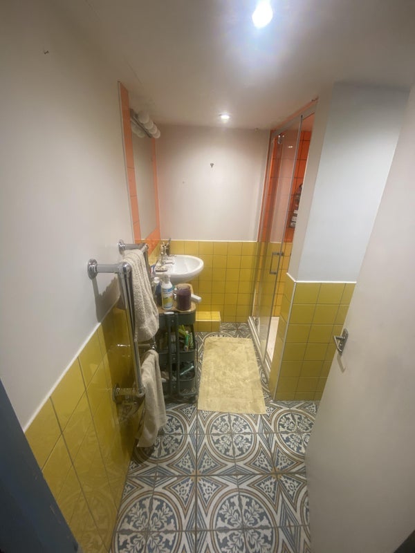 Room Crescent Street in Greater London