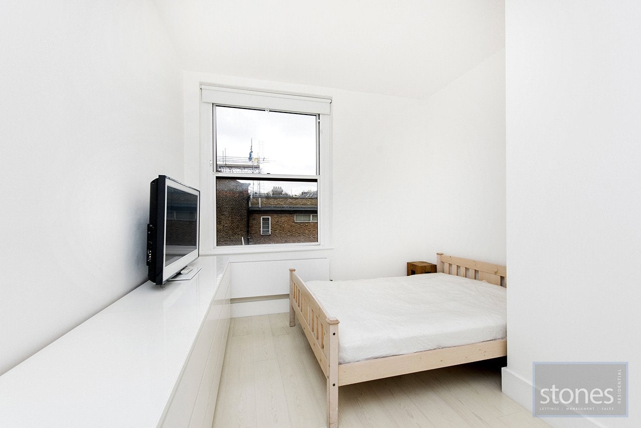 Flat Rosemont Road in Greater London