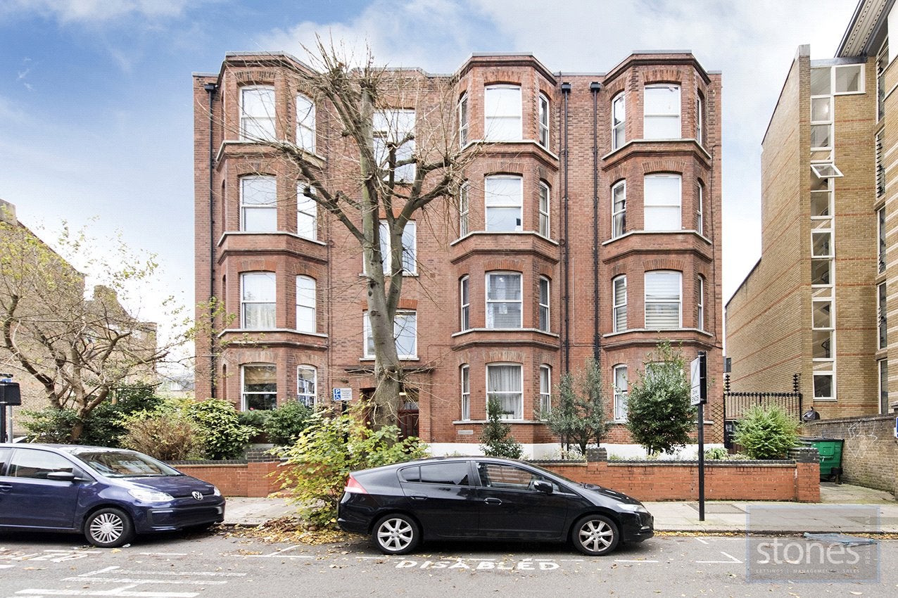 Flat Rosemont Road in Greater London