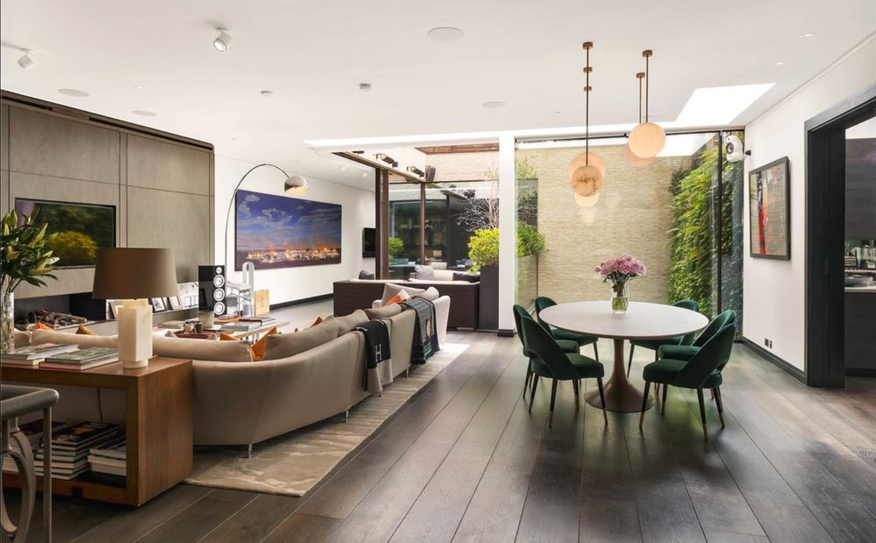 Flat Cheval Place in Greater London