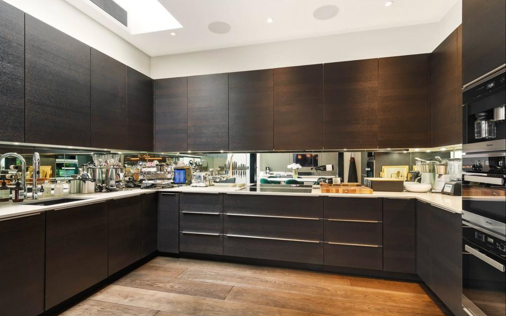 Flat Cheval Place in Greater London