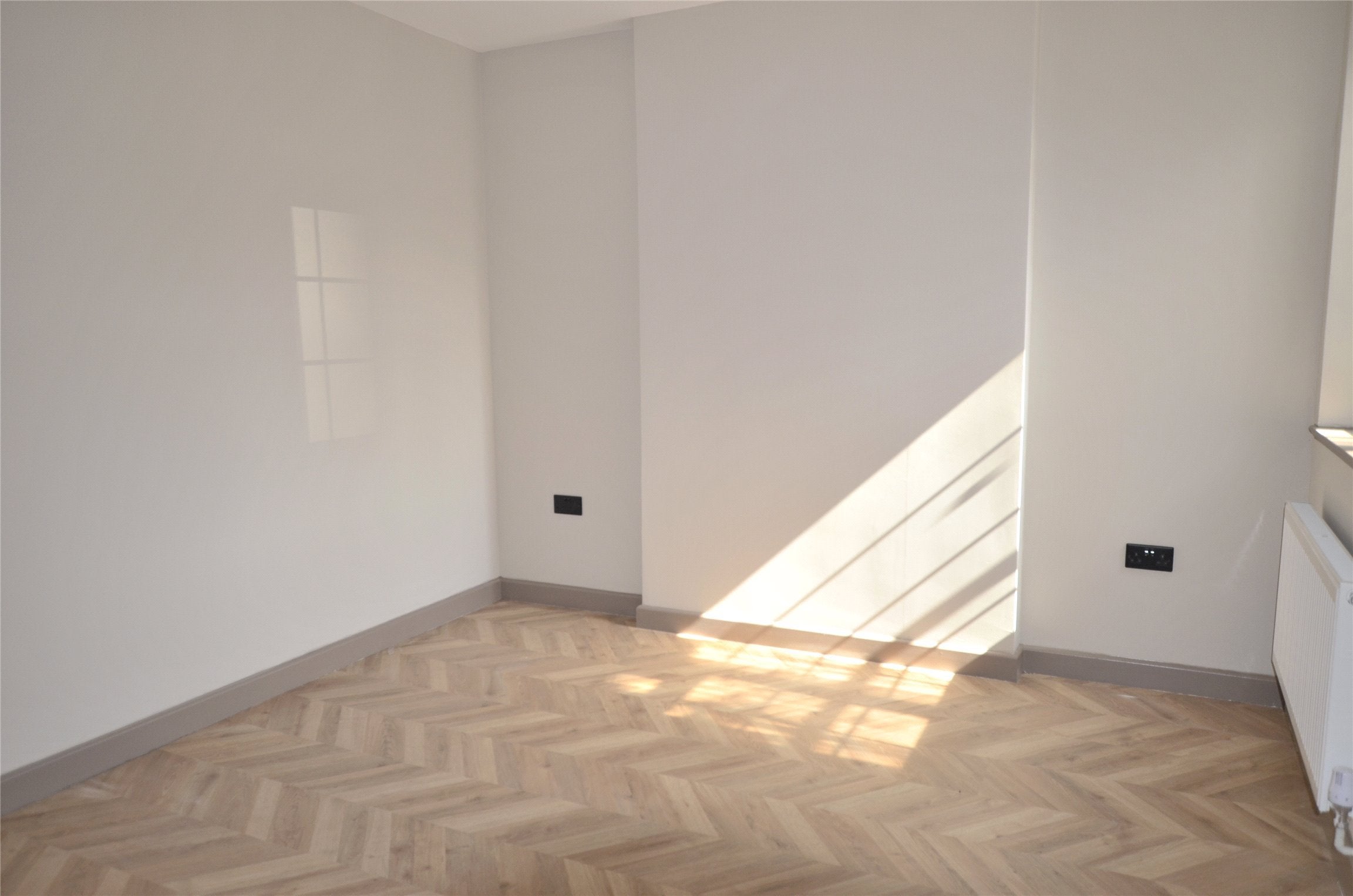 Flat Ace Parade in Greater London