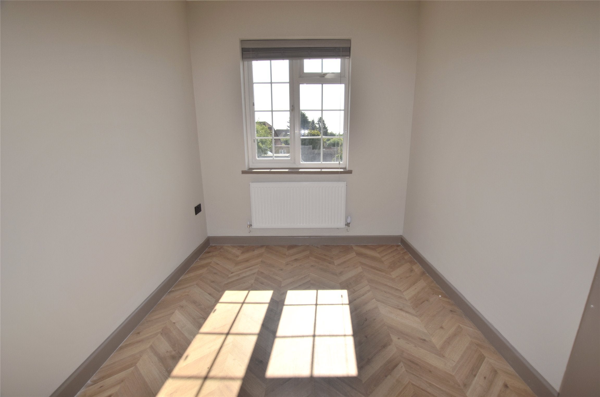 Flat Ace Parade in Greater London