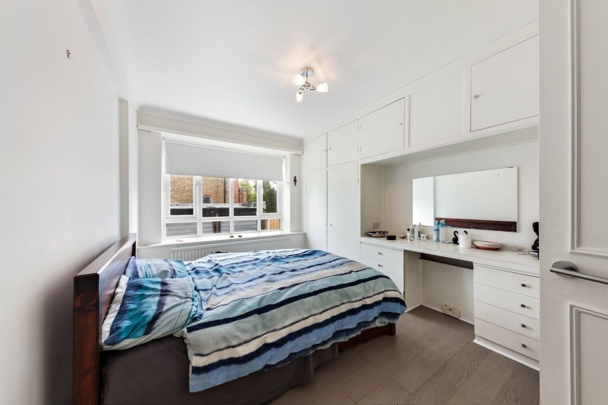 Flat Mowbray Road in Greater London