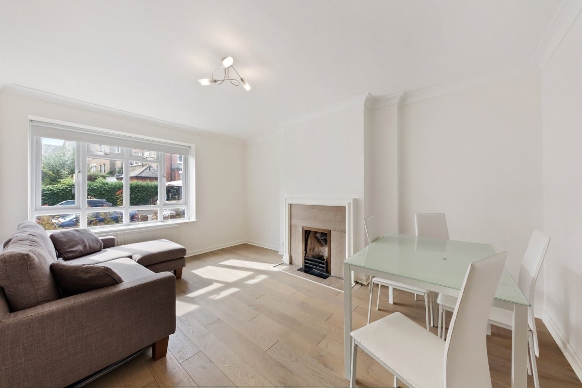Flat Mowbray Road in Greater London