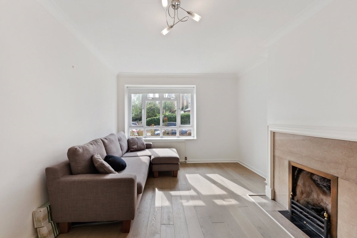 Flat Mowbray Road in Greater London