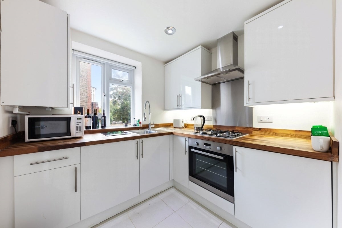 Flat Mowbray Road in Greater London