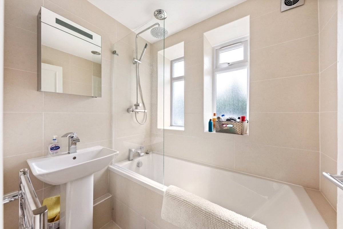 Flat Mowbray Road in Greater London