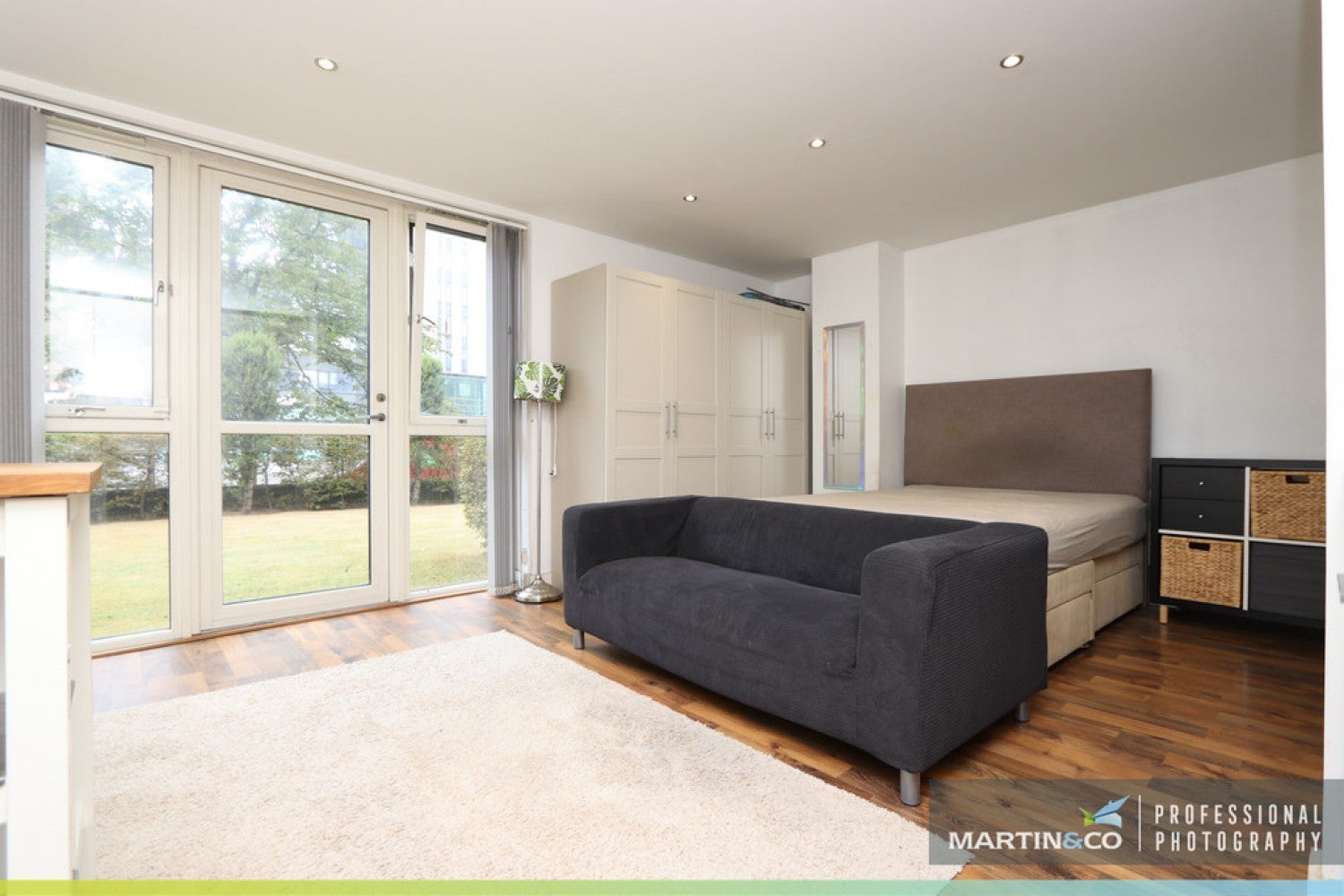 Flat Howard Gardens in Cardiff