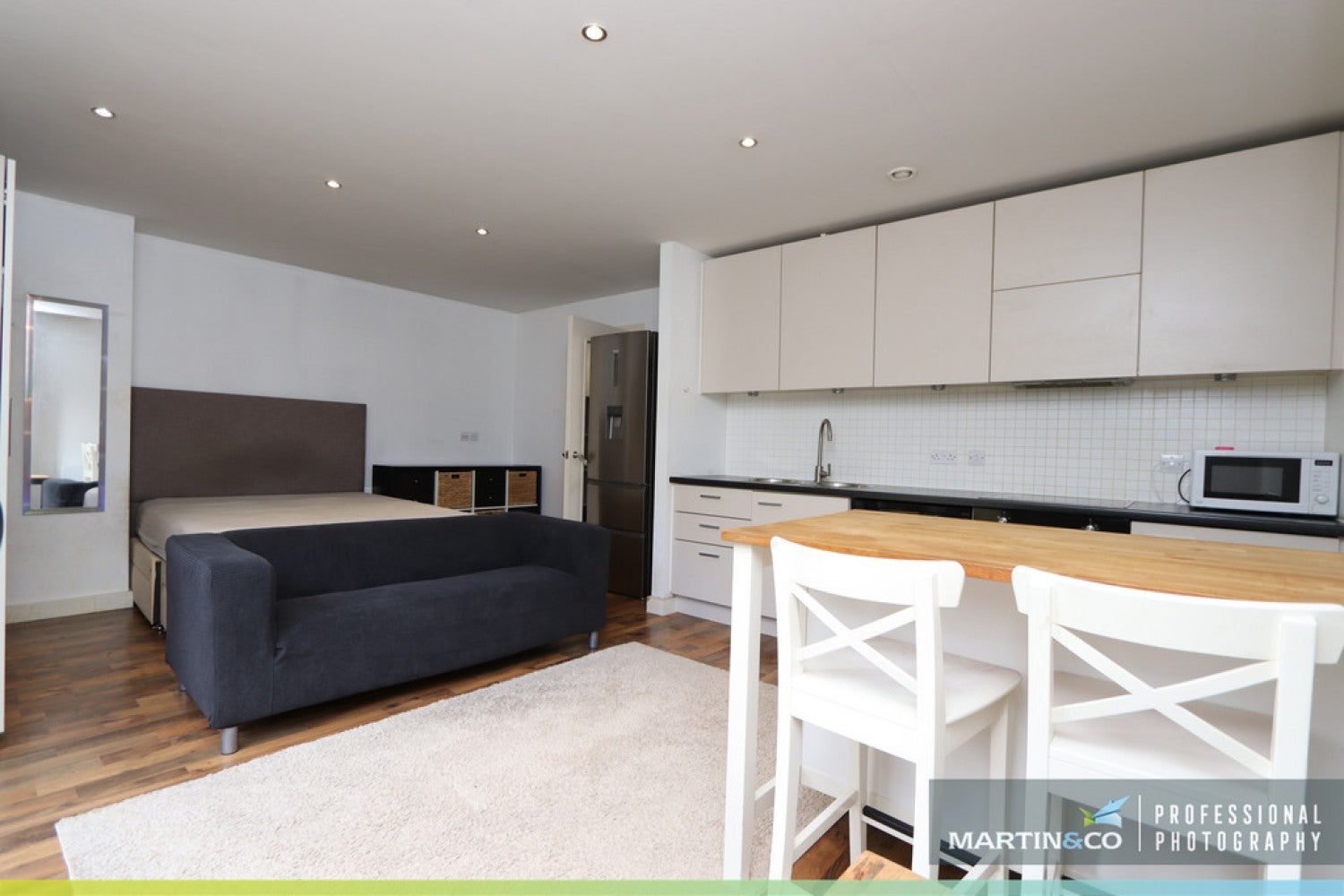 Flat Howard Gardens in Cardiff
