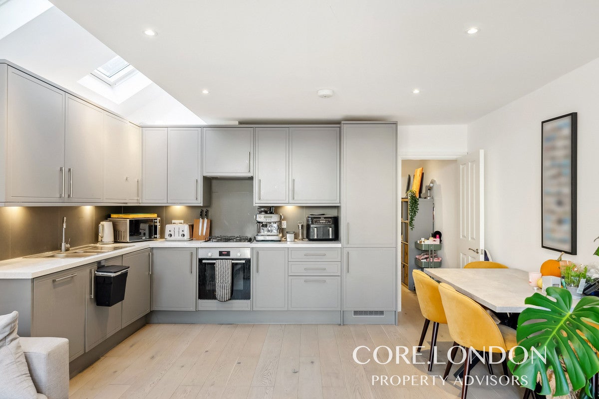 Flat Bendemeer Road in Greater London