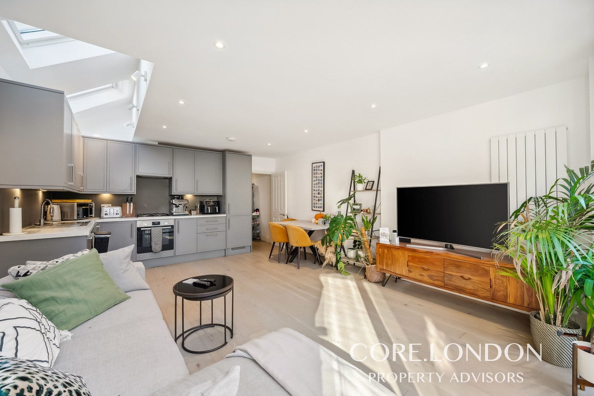 Flat Bendemeer Road in Greater London