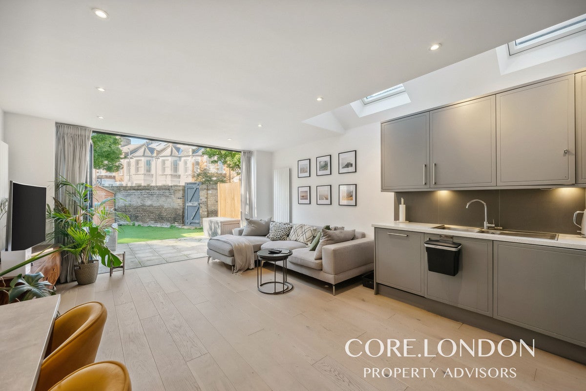 Flat Bendemeer Road in Greater London