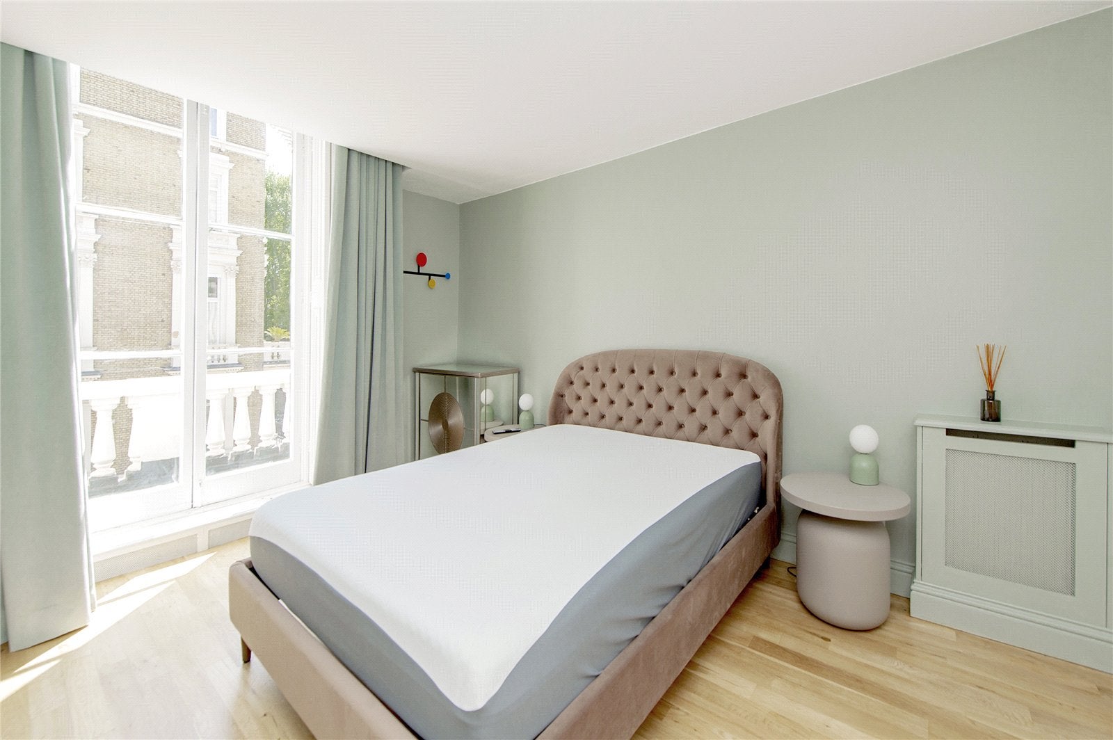 Flat Farnell Mews in Greater London