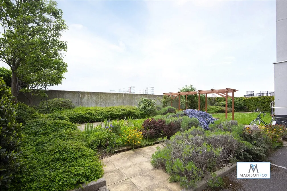 Flat Woolwich Manor Way in Greater London