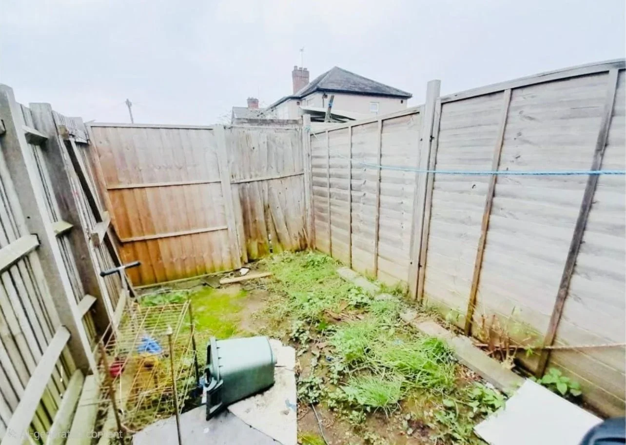 Flat Seaton Road in Greater London