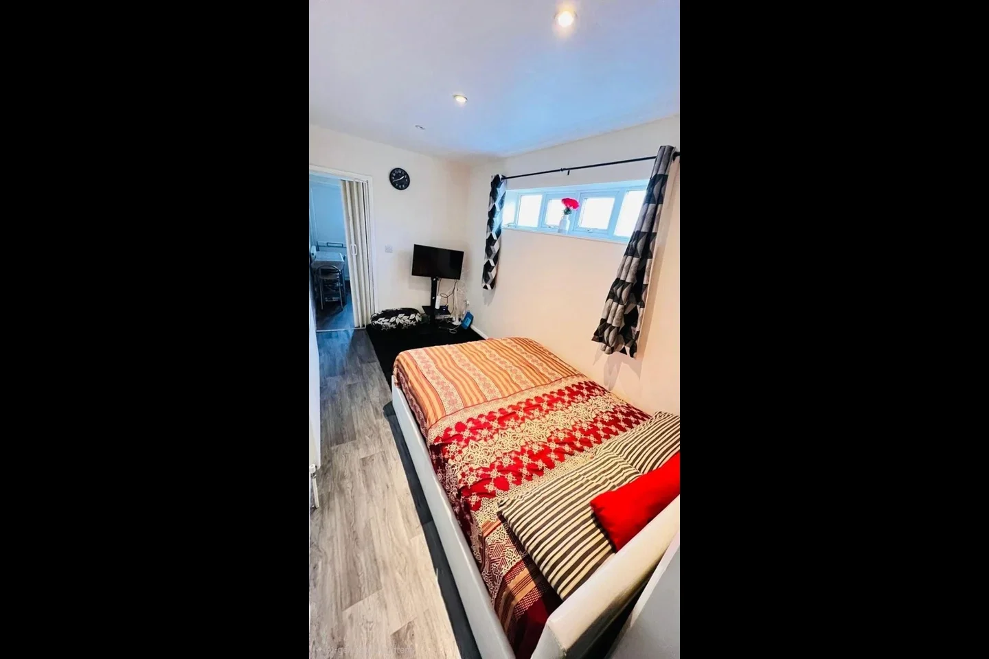 Flat Seaton Road in Greater London