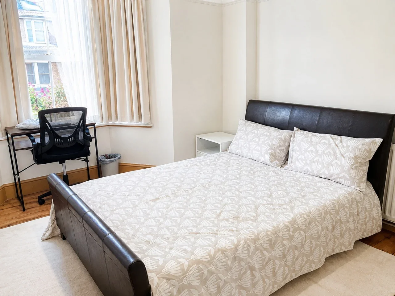 Room Singlewell Road in Gravesham