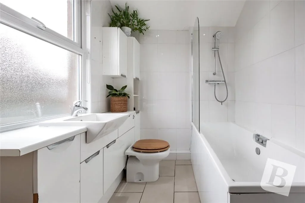 Room Singlewell Road in Gravesham