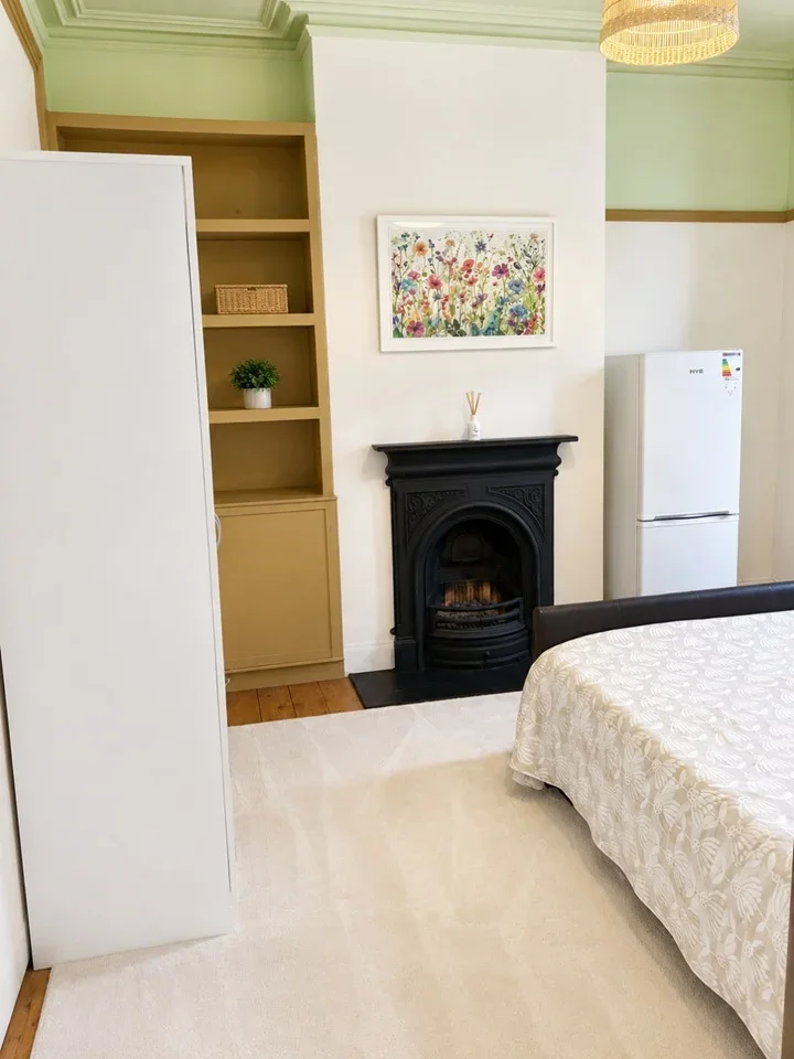 Room Singlewell Road in Gravesham