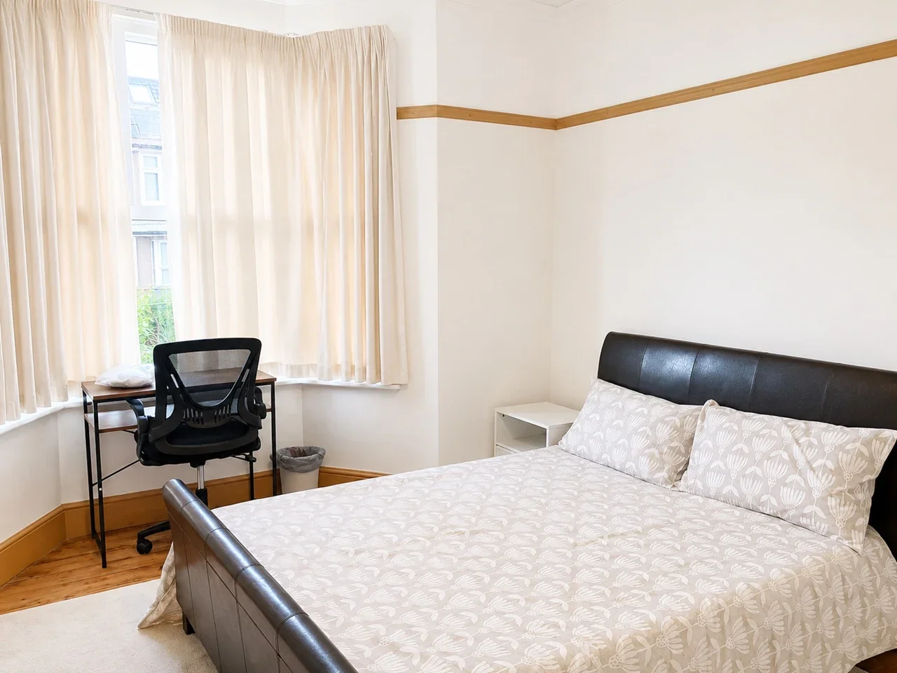 Room Singlewell Road in Gravesham