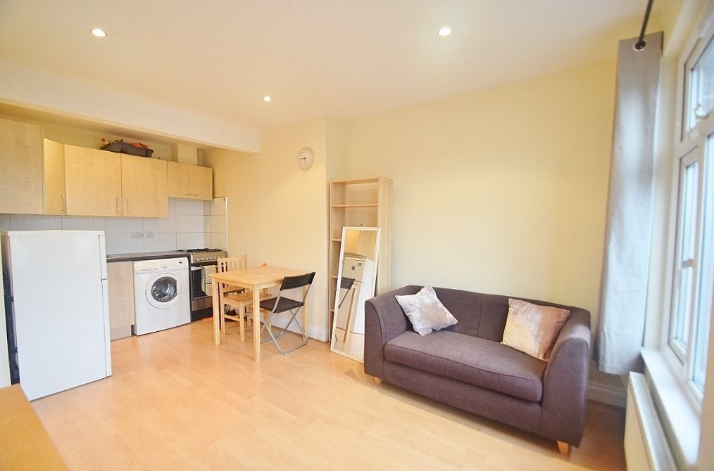 Flat Finchley Road in Greater London