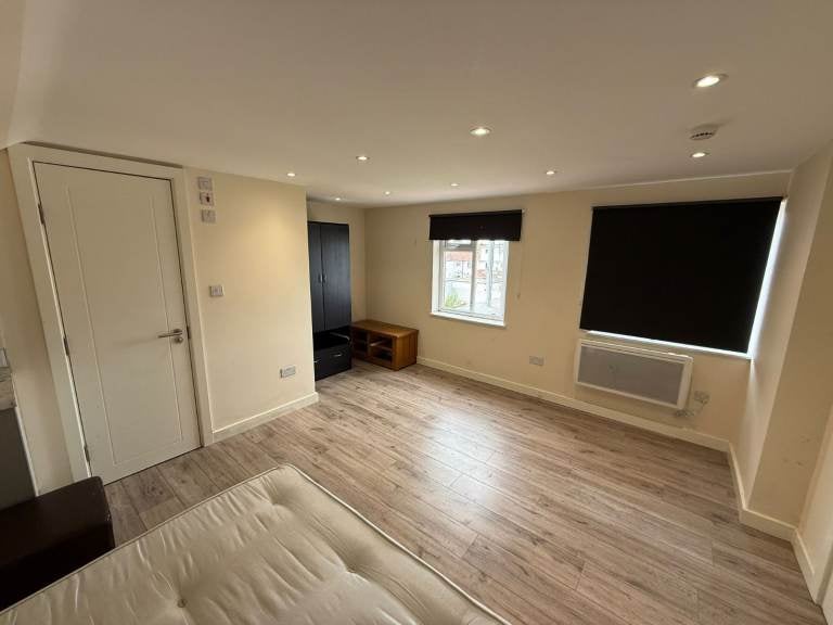 Flat Bedford Avenue in Greater London