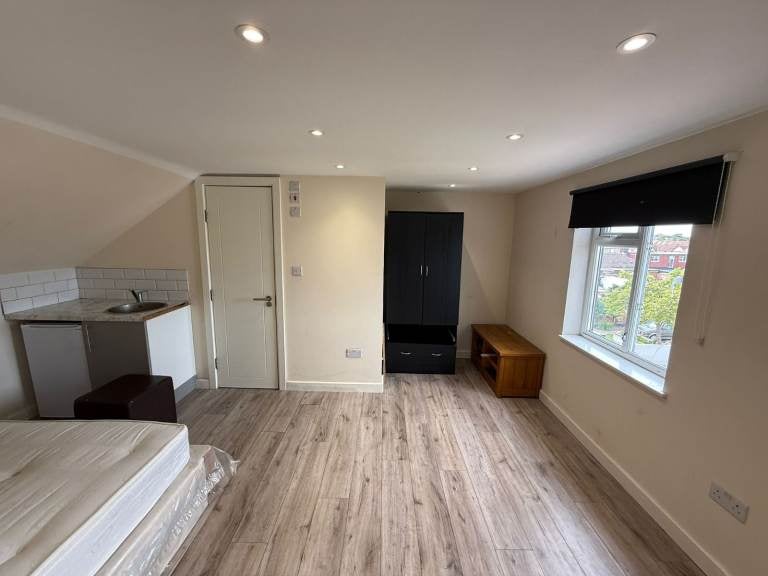 Flat Bedford Avenue in Greater London