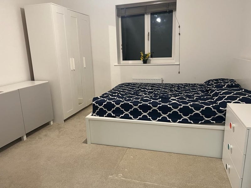 Room Sunflower Way in Crawley