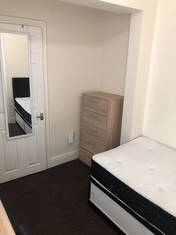 Room Beaconsfield Road in Coventry