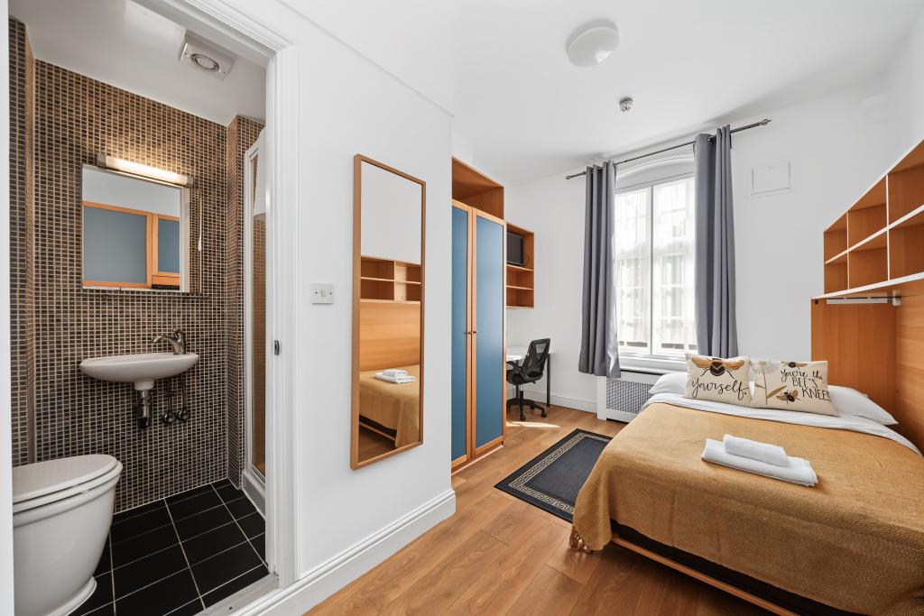 Flat Fulham Palace Road in Greater London