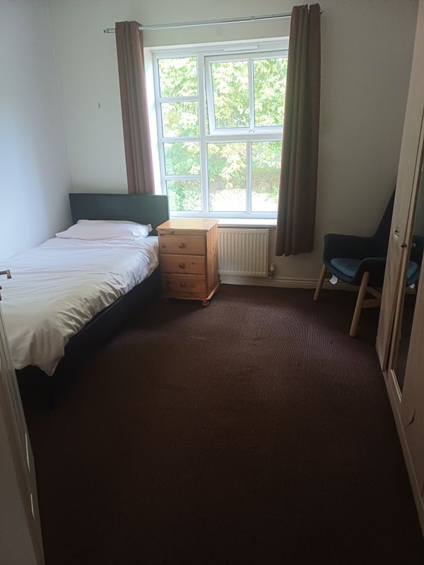 Room Highcroft Road in Birmingham