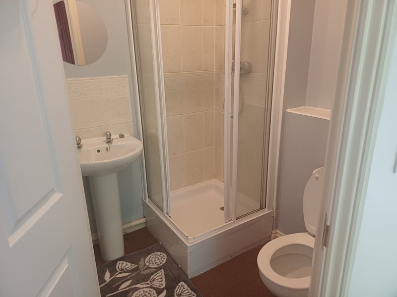 Room Highcroft Road in Birmingham