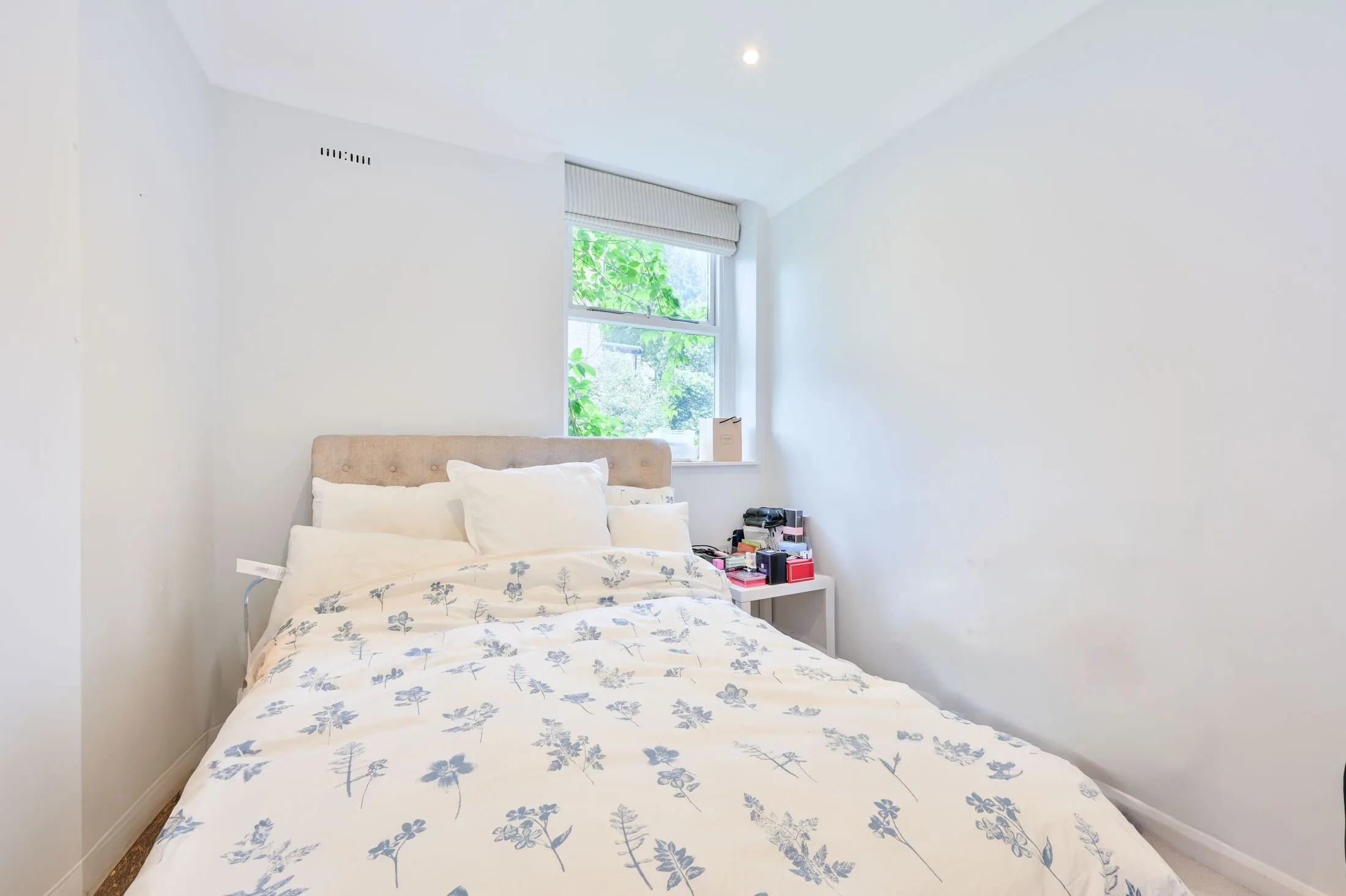 Flat Bolingbroke Road in Greater London