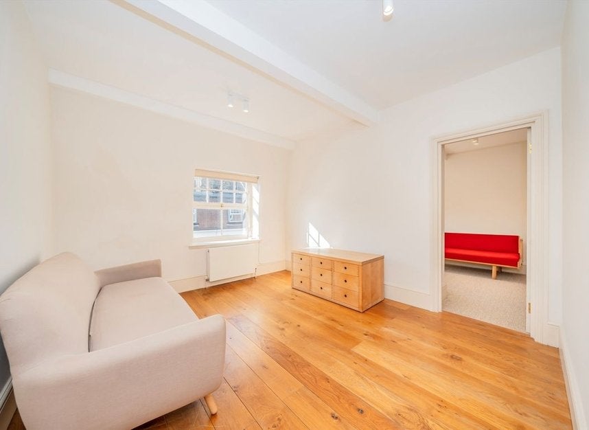 Flat Walton Street in Greater London