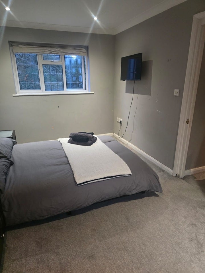 Room Byfleet Road in Elmbridge