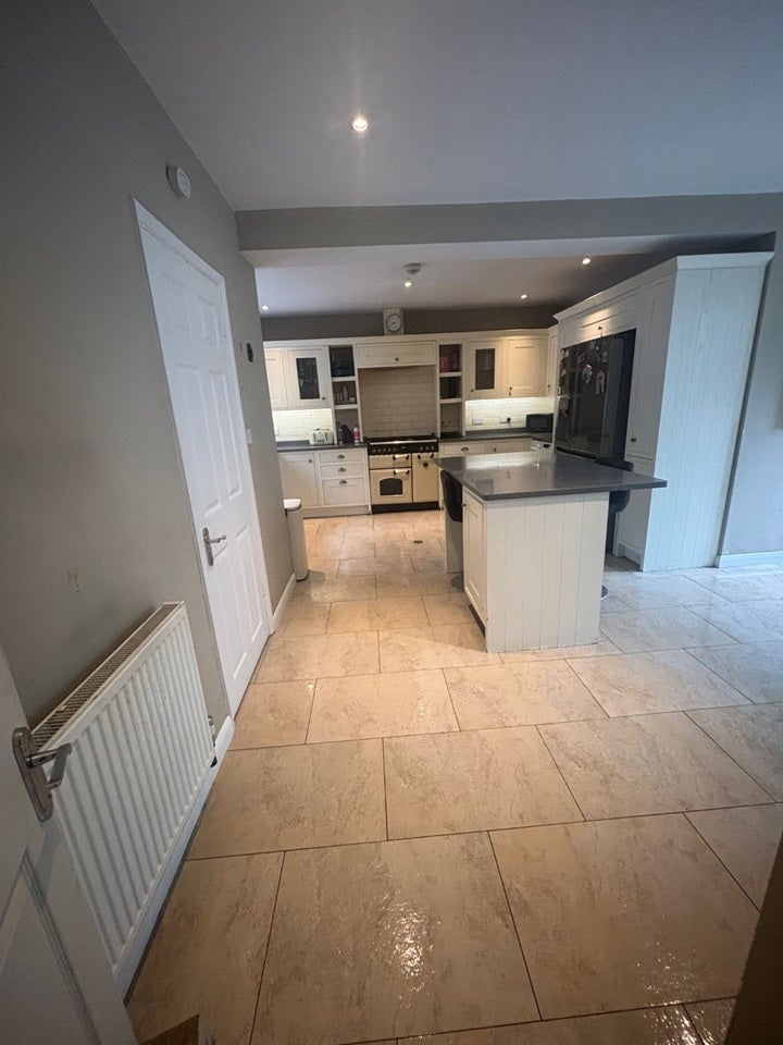 Room Byfleet Road in Elmbridge