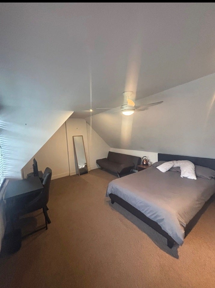 Room Byfleet Road in Elmbridge