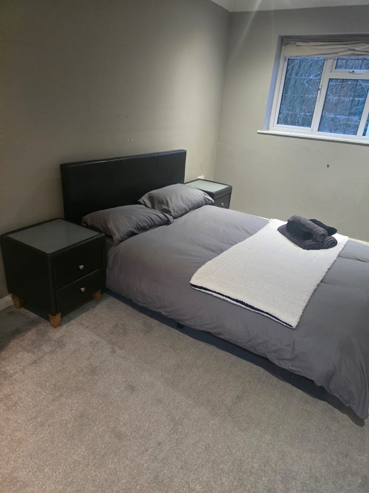 Room Byfleet Road in Elmbridge