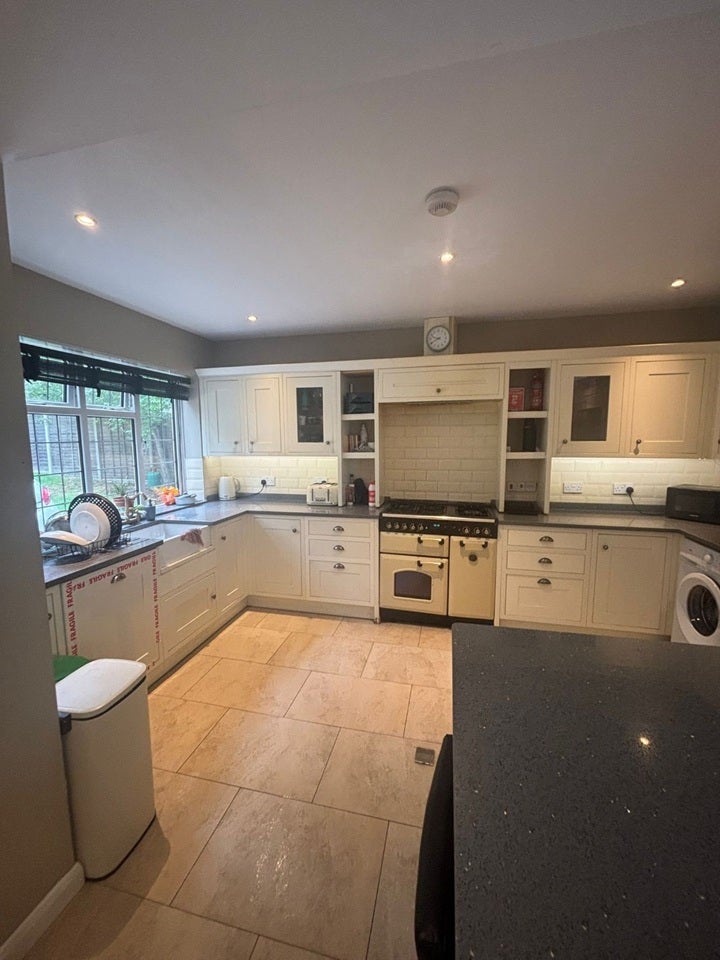 Room Byfleet Road in Elmbridge
